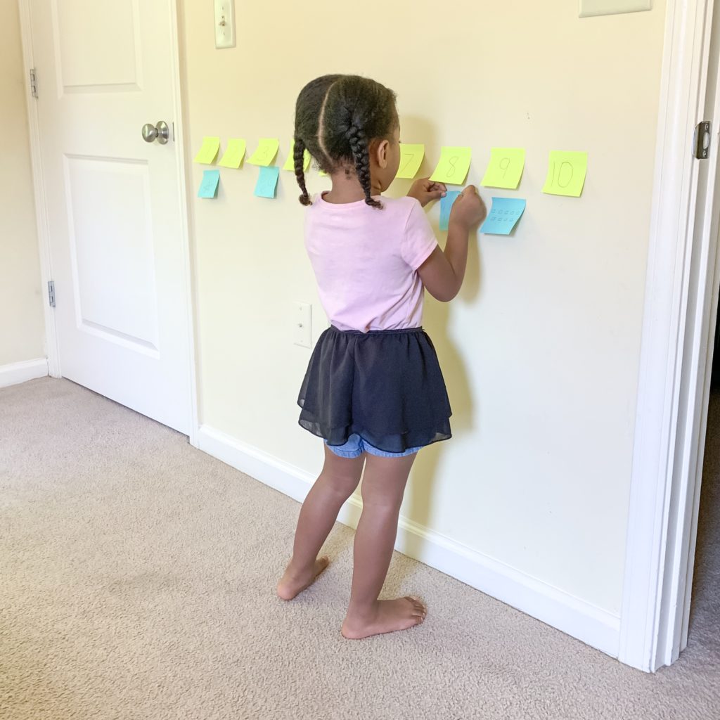 post it matching game, post it notes, preschool homeschool, preschool activities, toddler activities, sibling games