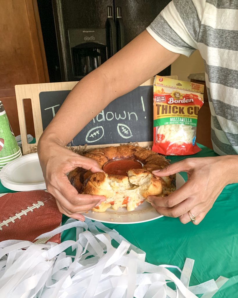 pull-apart pizza bread, Borden Thick Cut Mozzarella Shreds, game day food, party appetizers